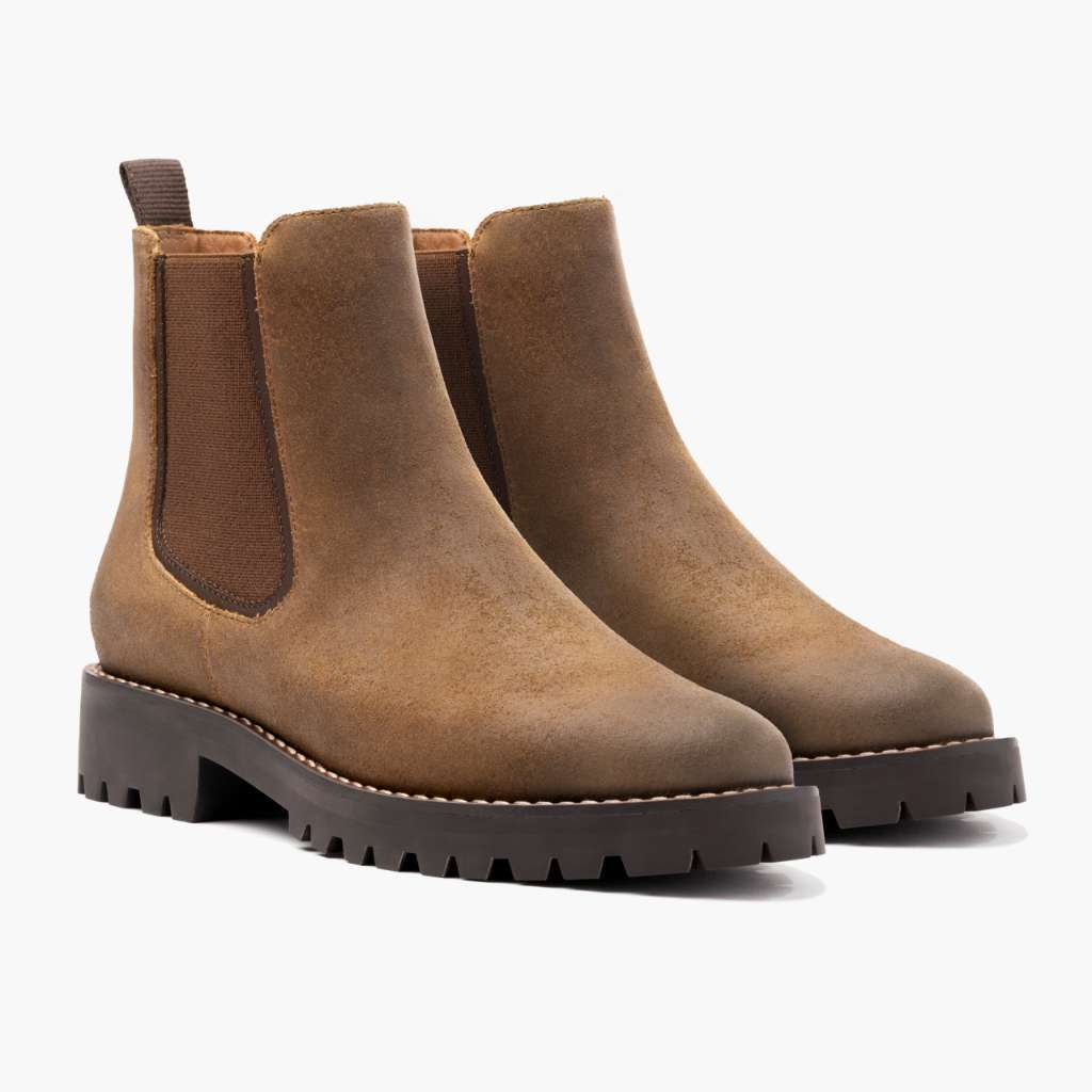 Botin chelsea mujer cuero nobuk marrón en fondo gris impermeable Kalver Sierra todoclima antideslizante