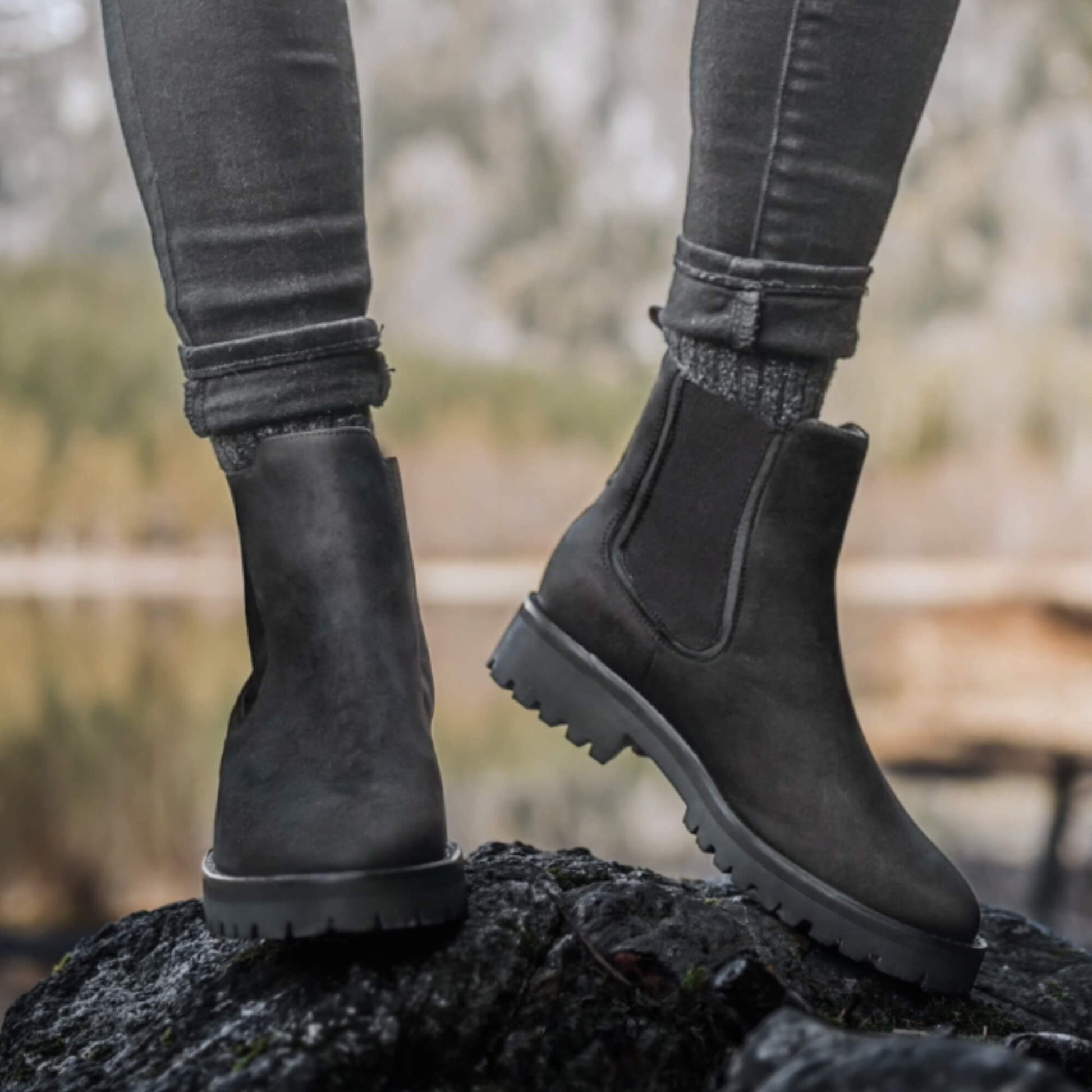 Botin chelsea mujer cuero nobuk negro impermeable Kalver Sierra todoclima antideslizante uso urbano