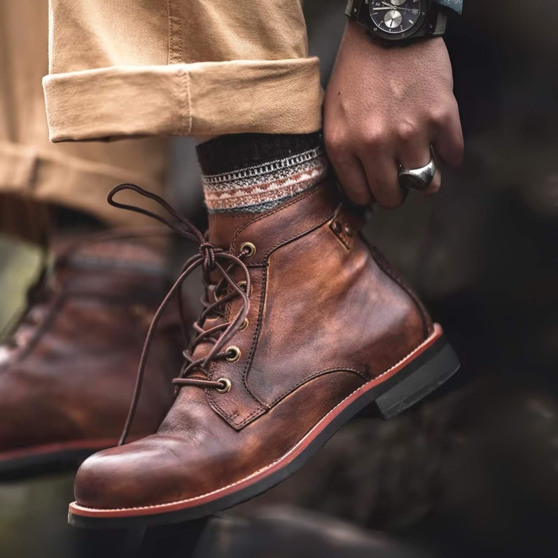 Imagen promocional de los botines Kalver Terrano café para hombre, fondo natural