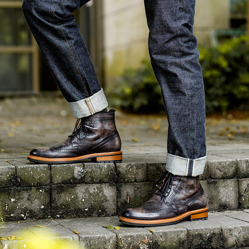 Botines de cuero negro Kalver Andino para hombre combinados con jeans en adoquines