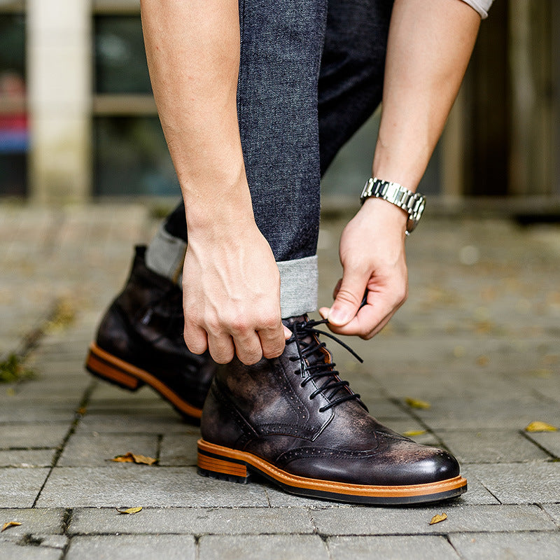 Botines de cuero negro Kalver Andino para hombre combinados con jeans en adoquines