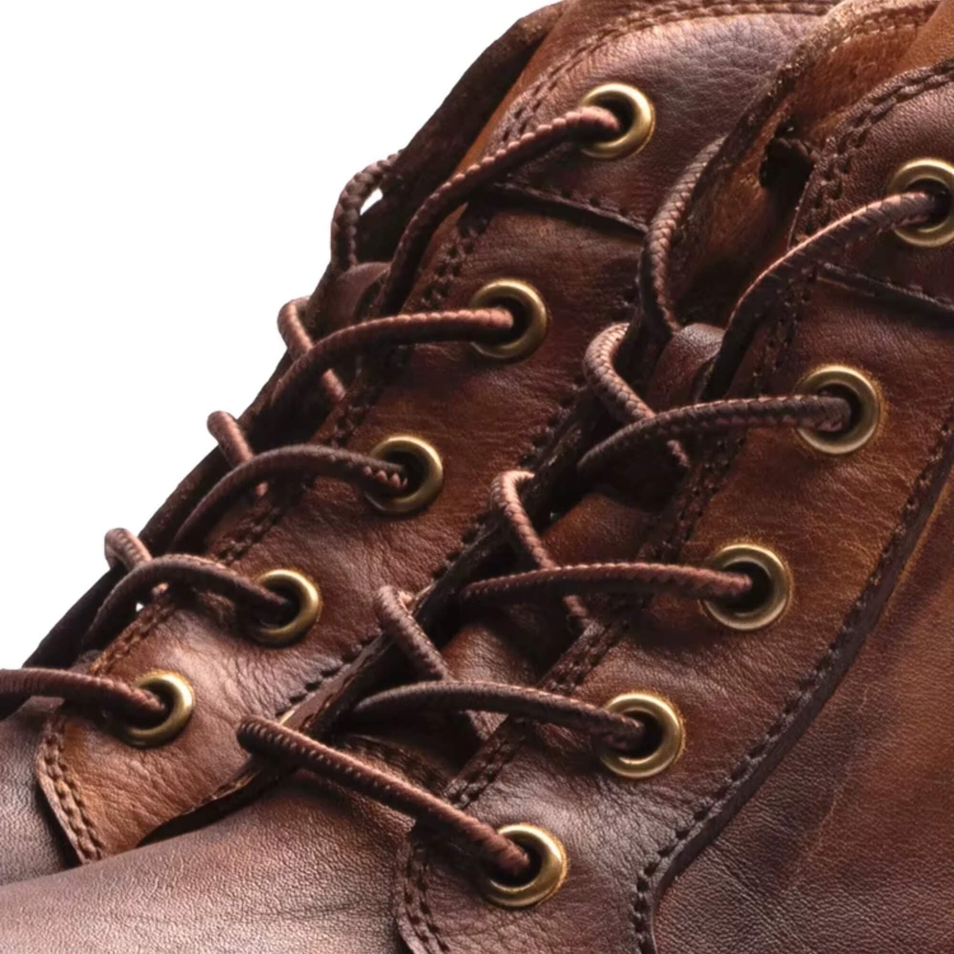Close-up de botín Kalver Terrano atado, cuero café en look masculino contemporáneo