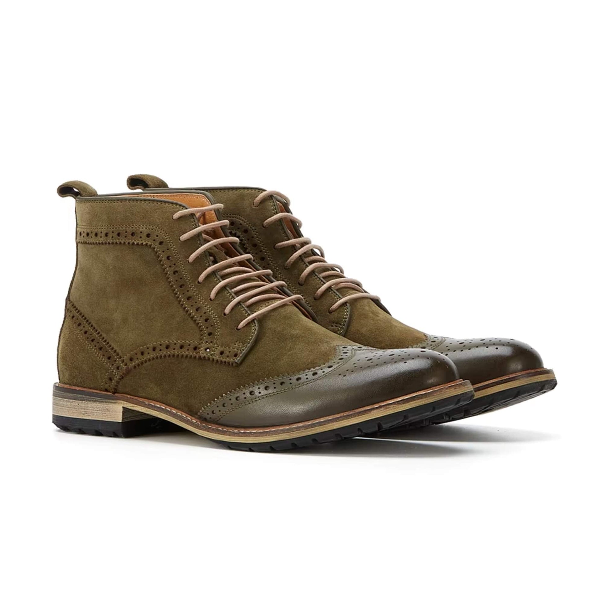 Par botines inglés Kalver para hombre material cuero gamuza color verde oliva.
