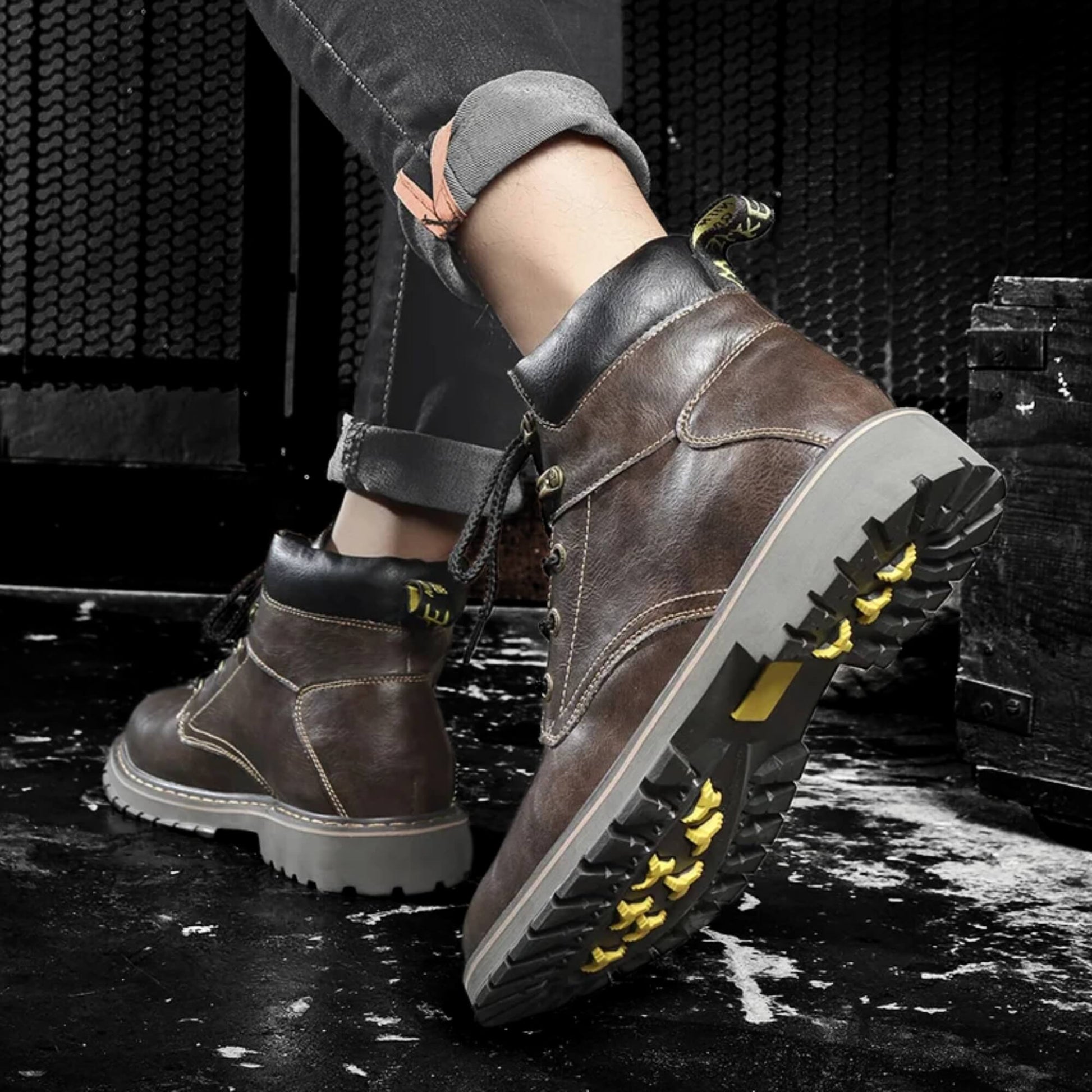 Botín de cuero café Kalver Explorer para hombre, diseño robusto y suela antideslizante vista suela