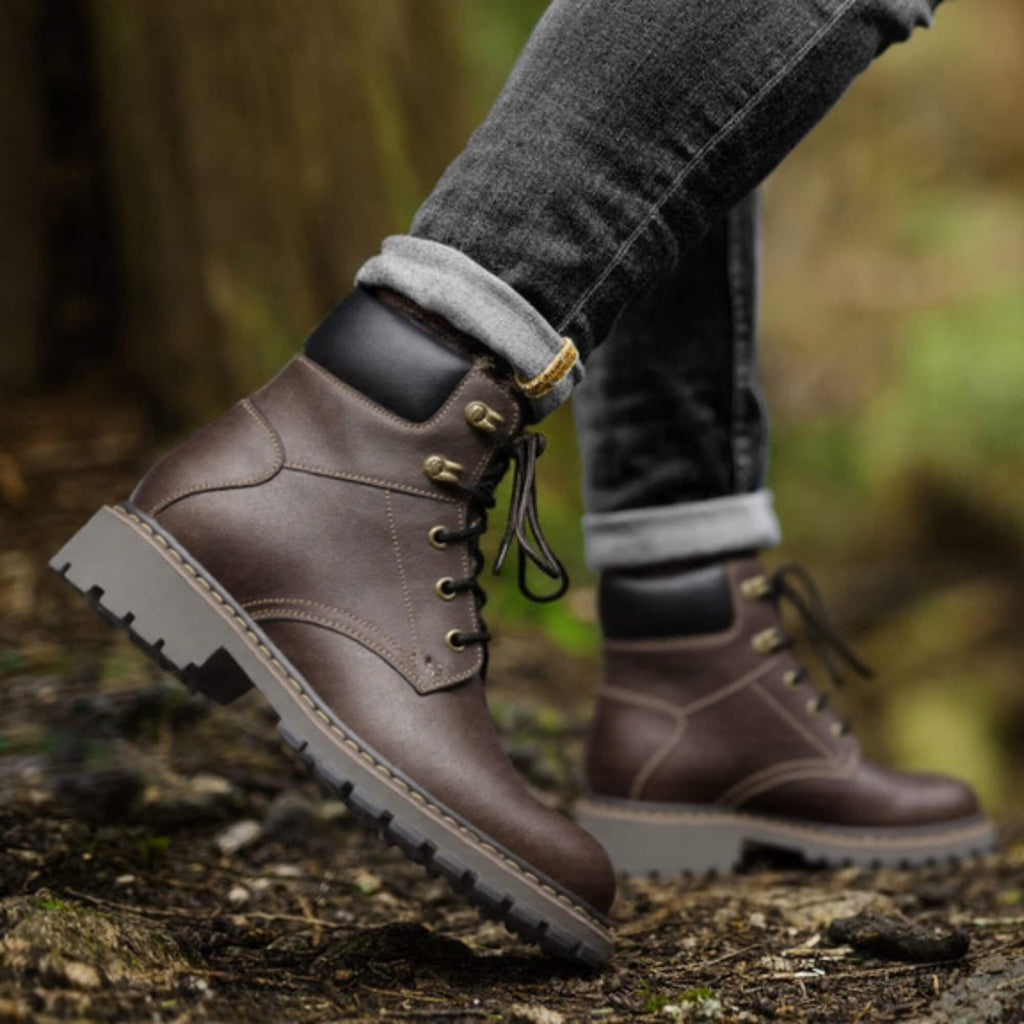 Botín de cuero café Kalver Explorer para hombre, diseño robusto y suela antideslizante uso forestal