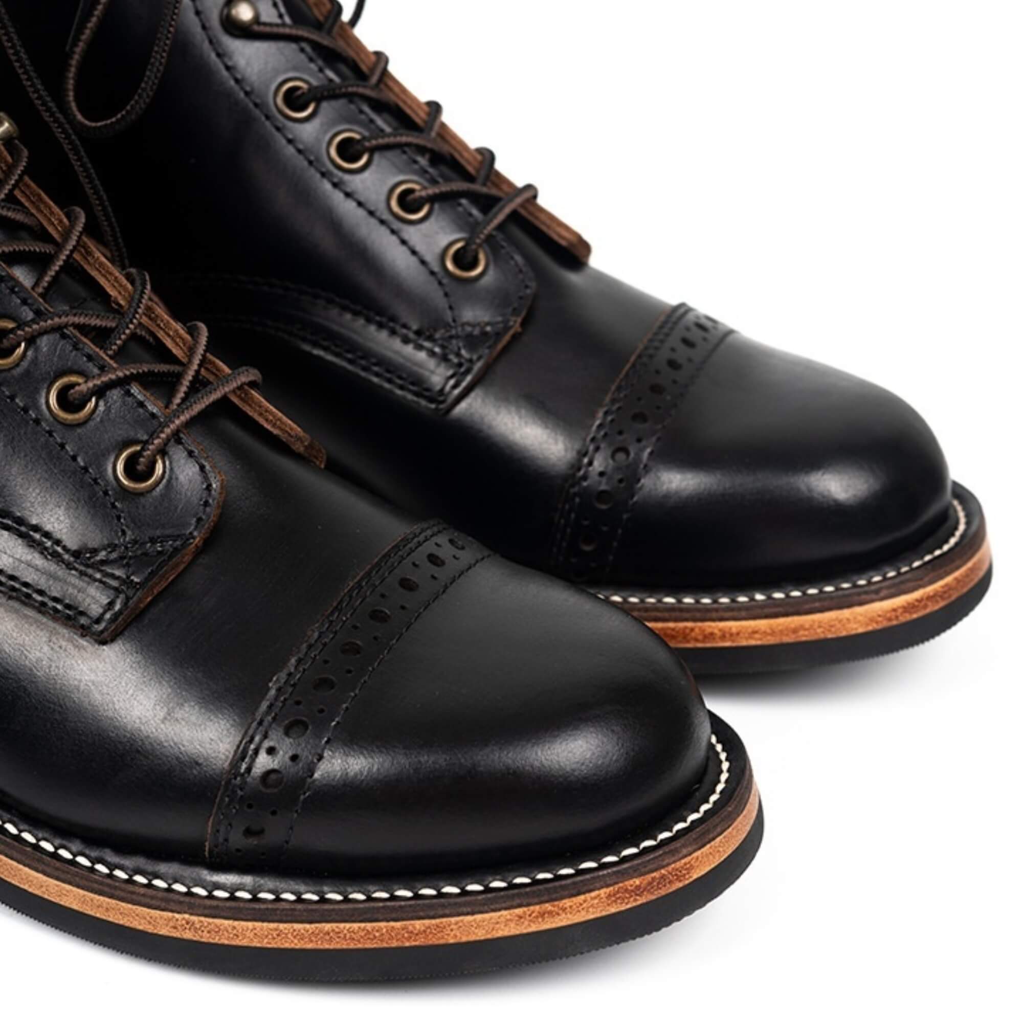 detalles del botin de cuero tea-core negro para hombre, fabricación artesanal Goodyear, suela de cuero con caucho antideslizante, estilo premium Kalver.