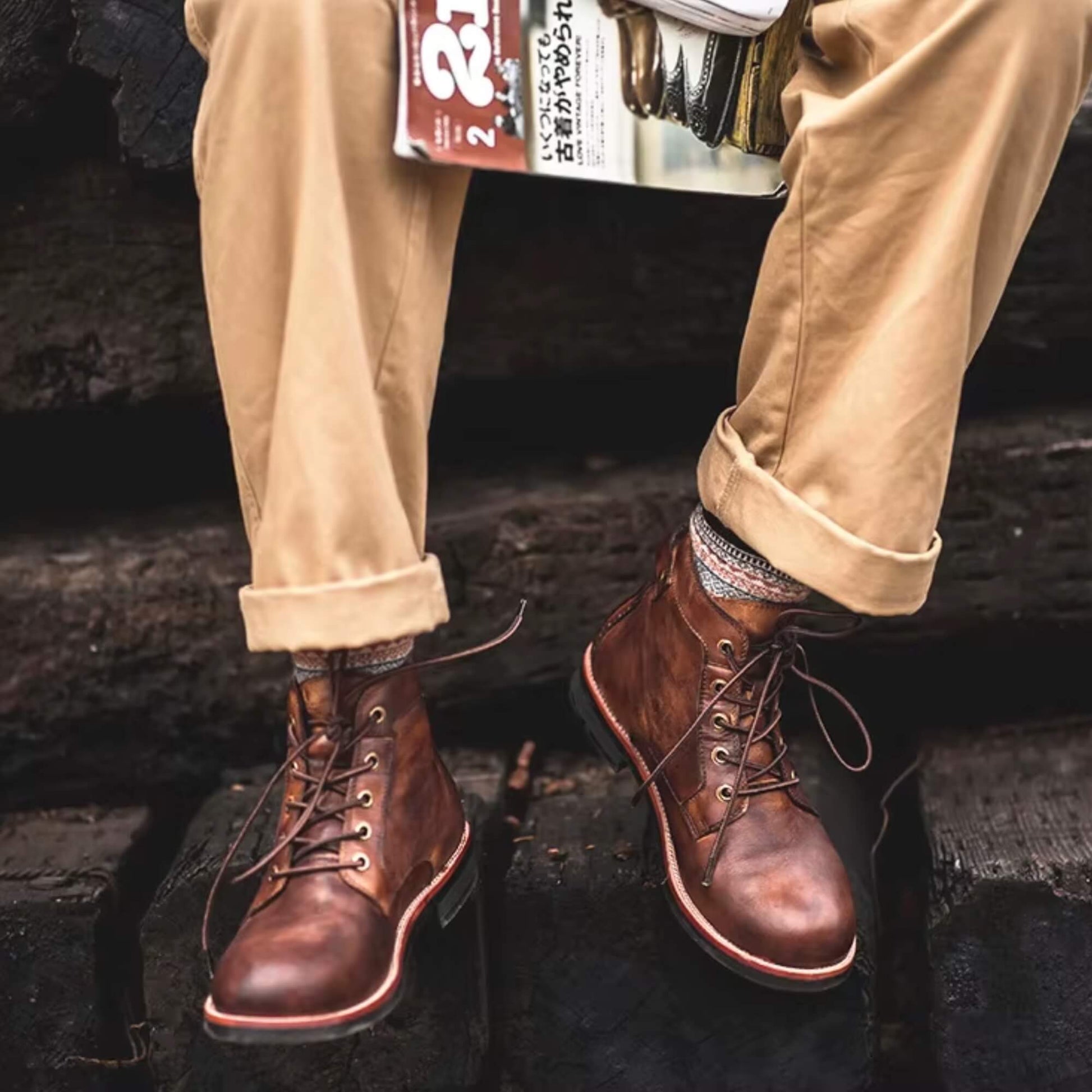 Hombre leyendo con botines cuero Kalver terrano, botas retro urbanas color café 