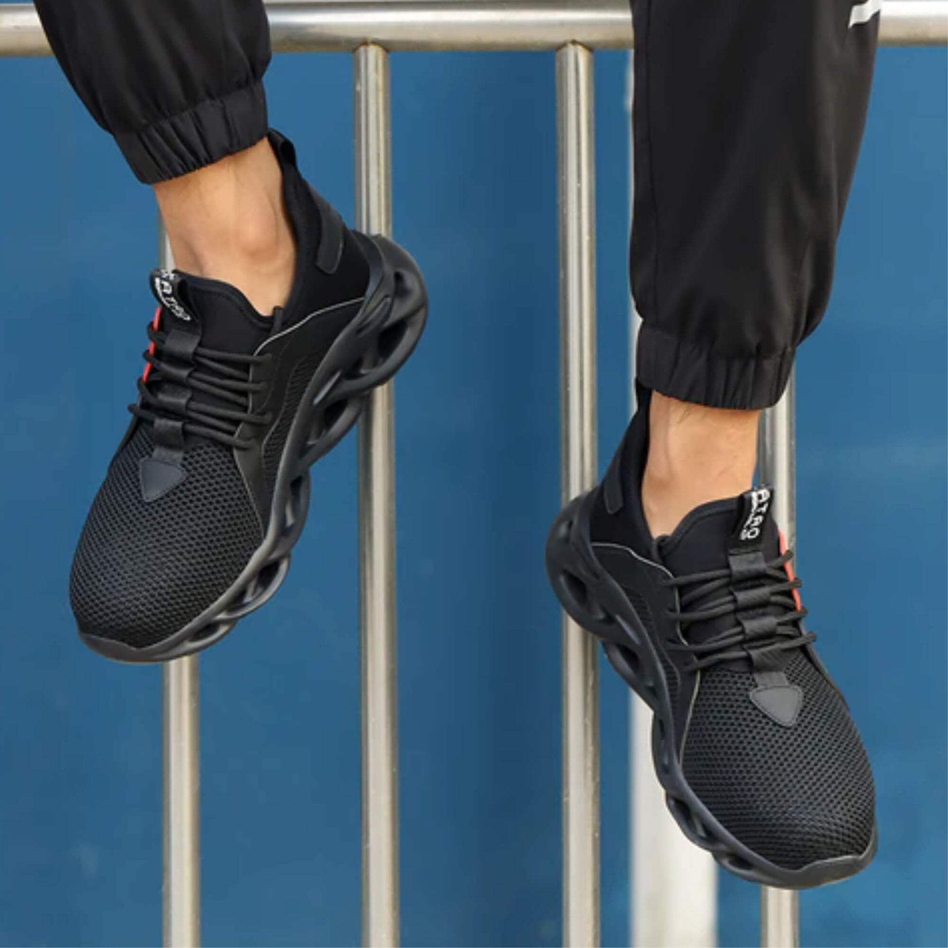 Zapato de Seguridad Kalver Scout 808 negro hombre y mujer en uso diario, imagen urbana y moderna.