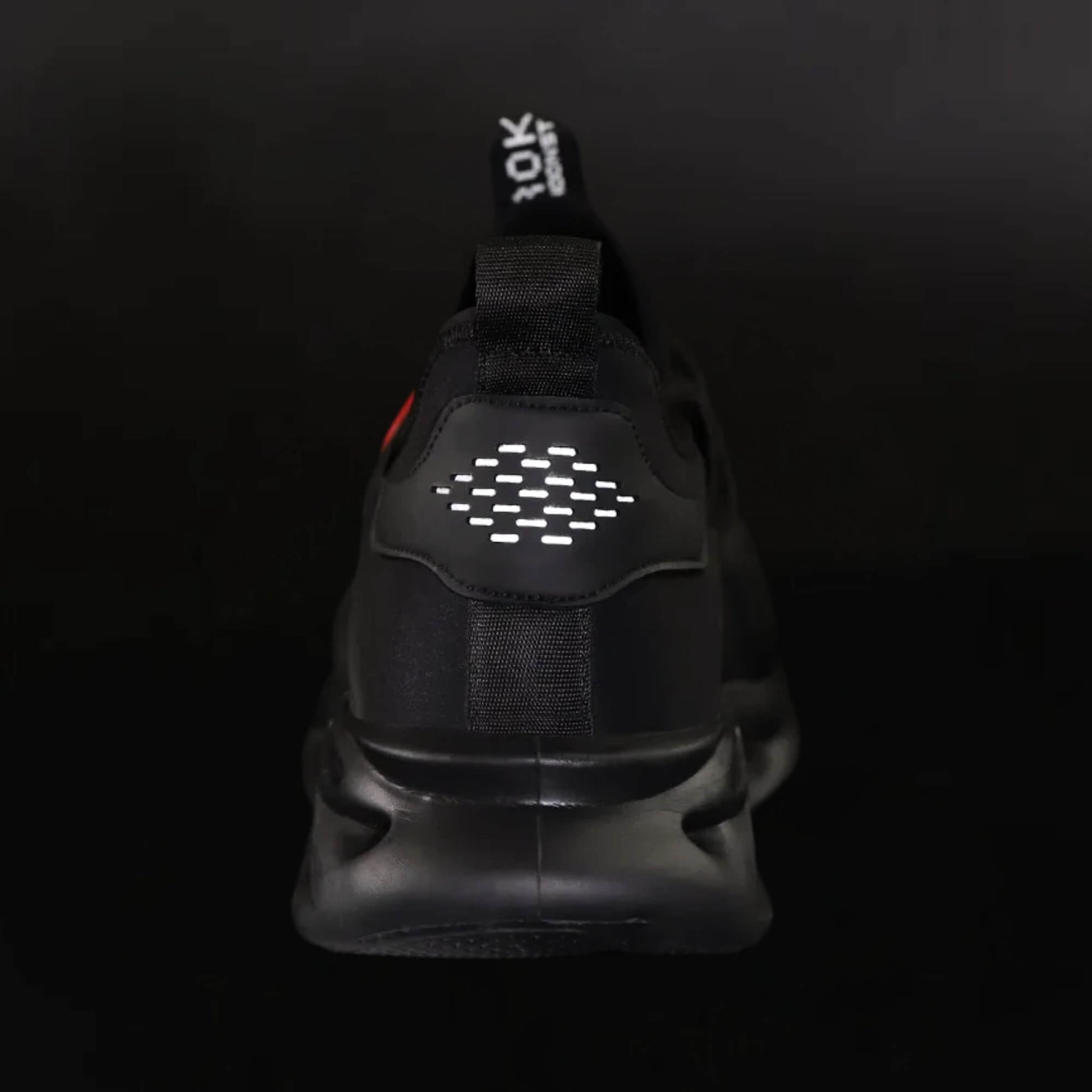 Detalle trasero con elemento reflectante del Zapato de Seguridad unisex Kalver Scout 808 negro para mayor visibilidad.
