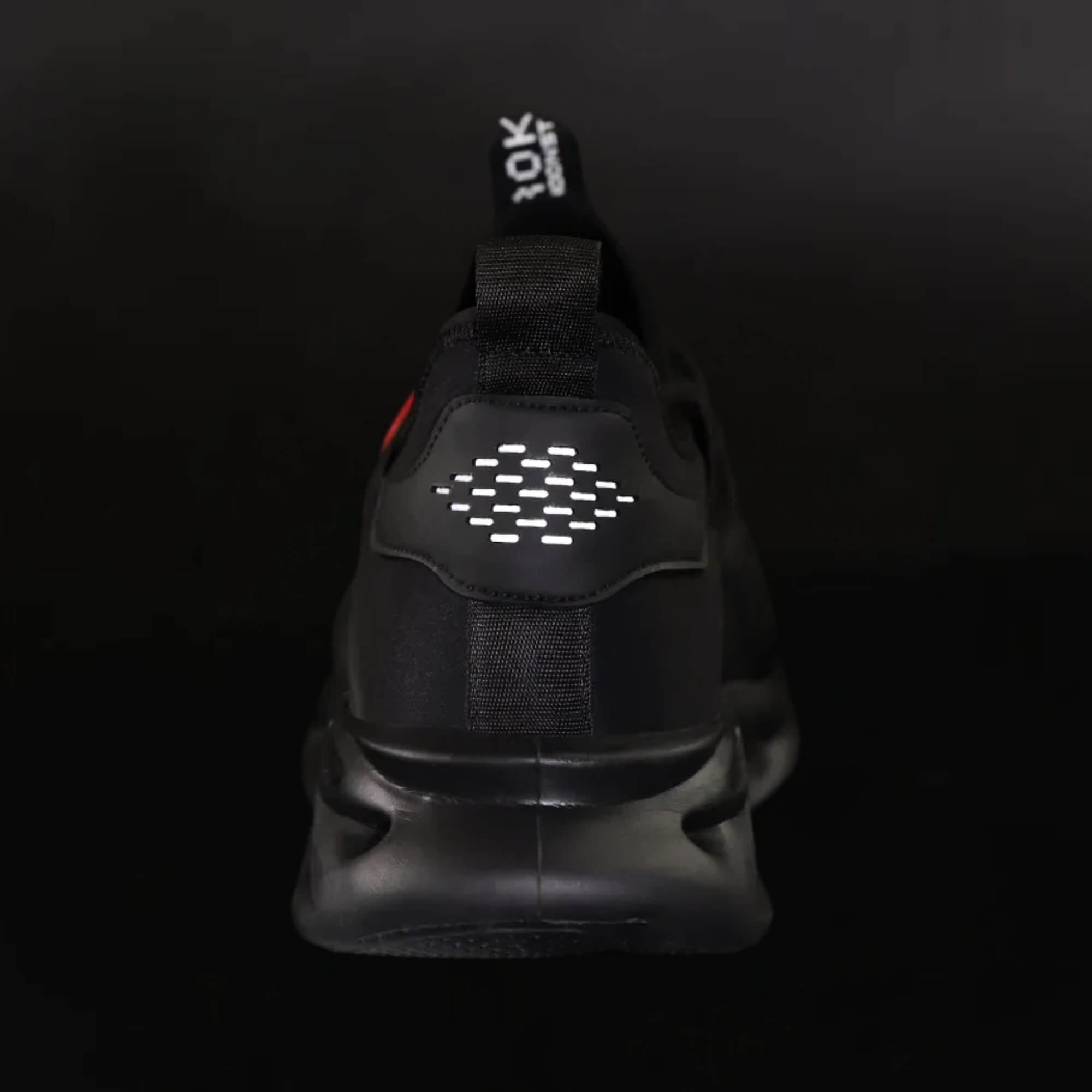 Detalle trasero con elemento reflectante del Zapato de Seguridad unisex Kalver Scout 808 negro para mayor visibilidad.