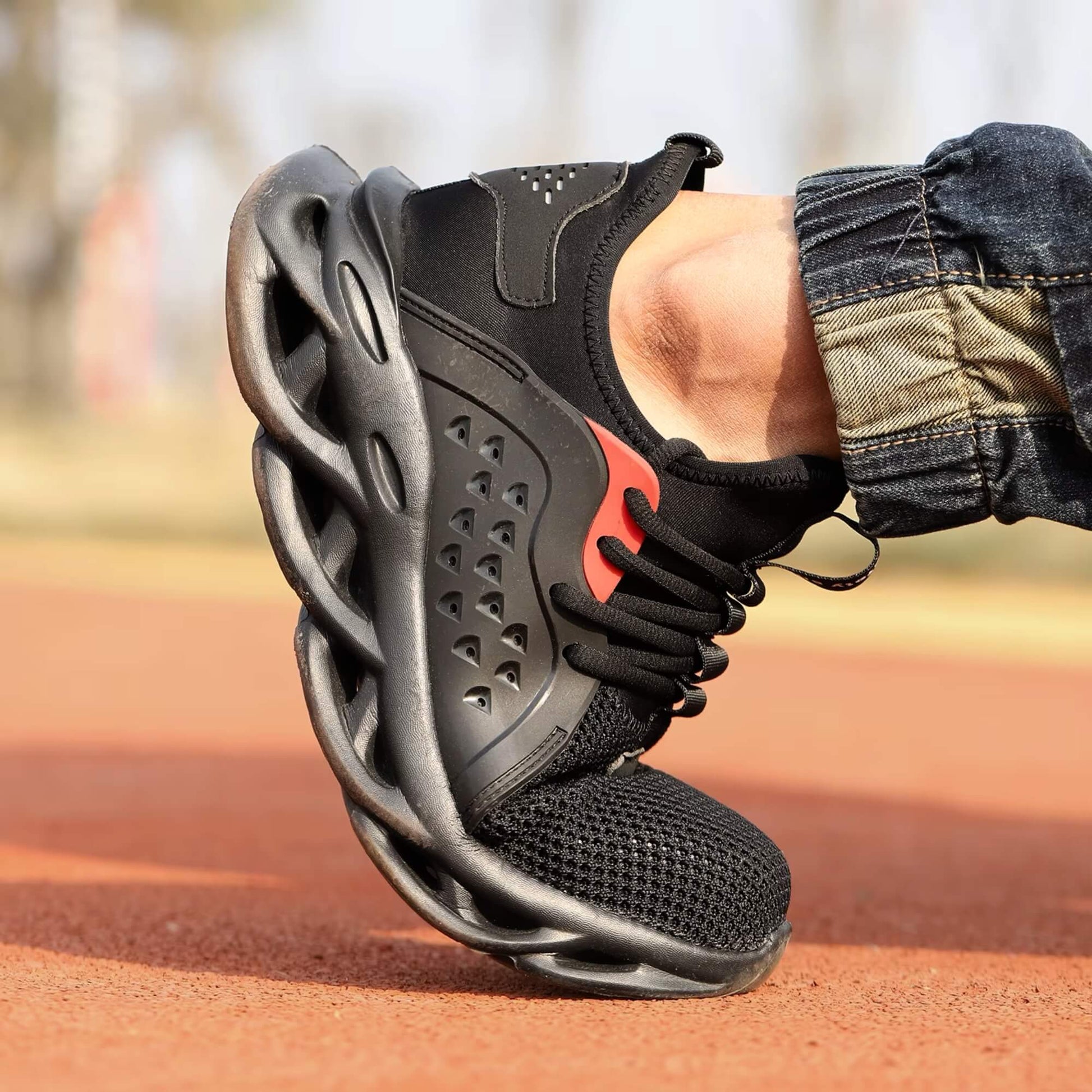 Zapato de Seguridad hombre y mujer Kalver Scout 808 negro mostrando su flexibilidad en una pista, ideal para trabajo y comodidad diaria.