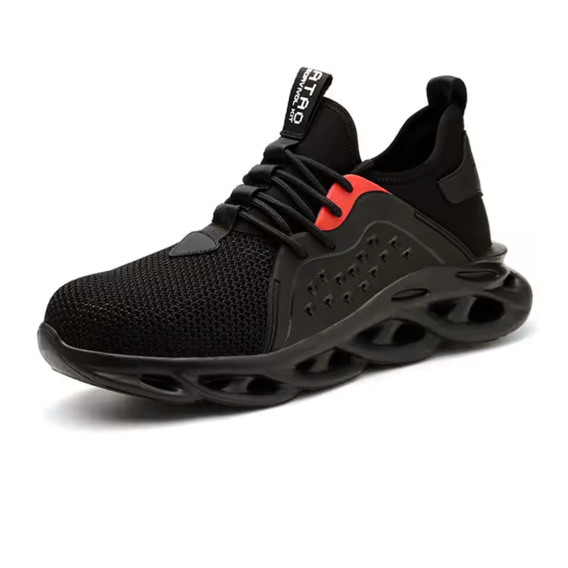 Zapato de seguridad Kalver Scout 808 negro ultraliviano con punta de acero y diseño deportivo en vista 3/4 para mostrar detalles del diseño.