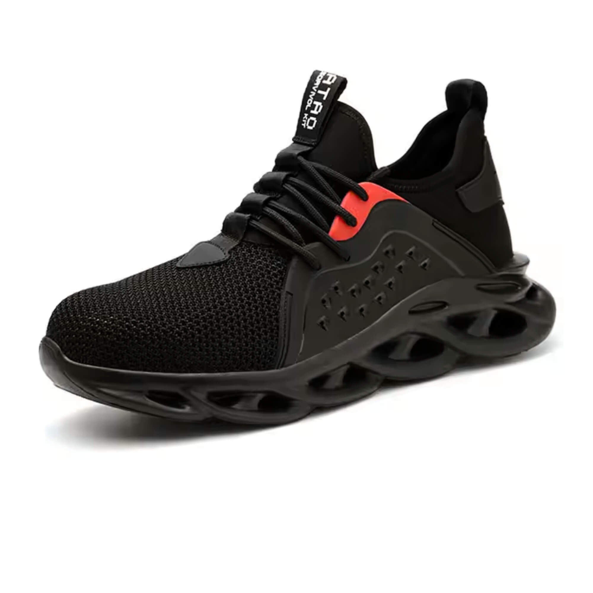 Zapato de seguridad Kalver Scout 808 negro ultraliviano con punta de acero y diseño deportivo en vista 3/4 para mostrar detalles del diseño.