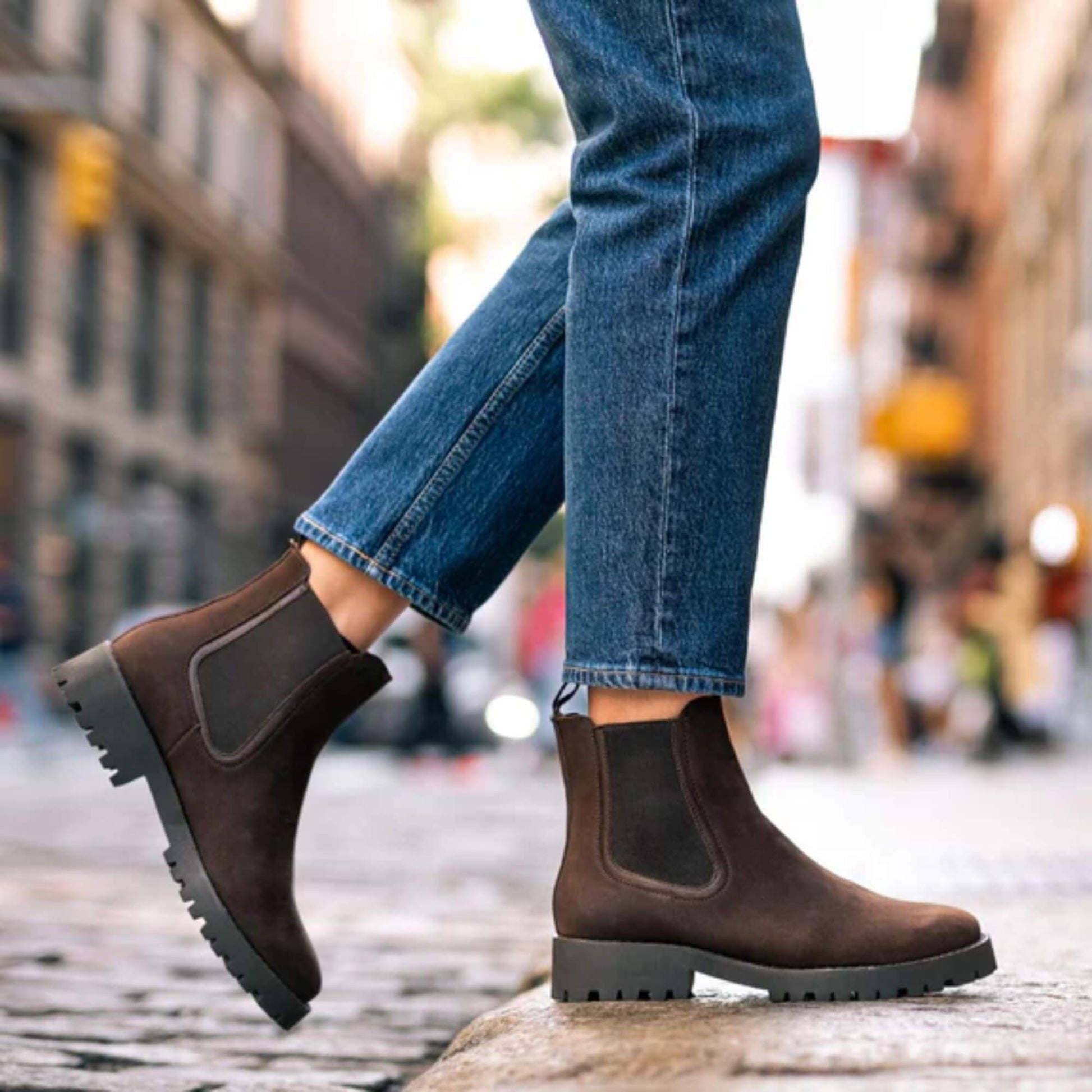 Botines cuero Kalver Sierra mujer estilo urbano caminando en la ciudad