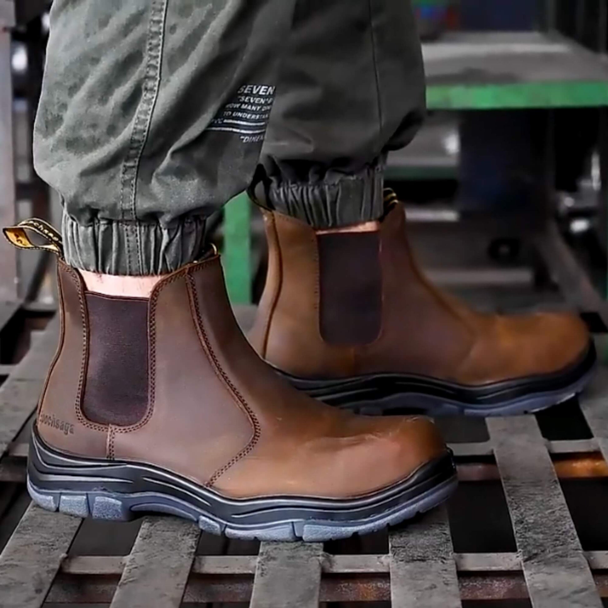 Zapatos de seguridad para hombre y mujer Kalver en bodega industrial – calzado de seguridad para trabajo