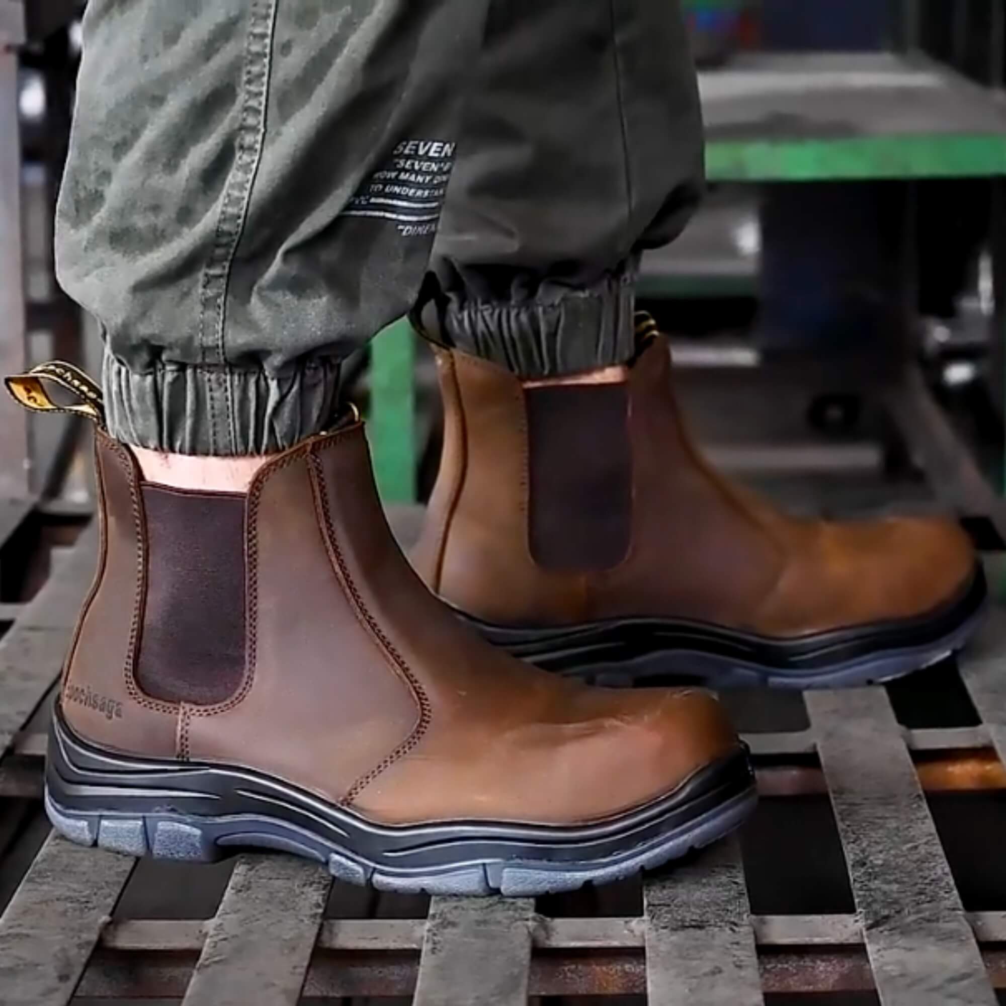 Zapatos de seguridad para hombre y mujer Kalver en bodega industrial – calzado de seguridad para trabajo
