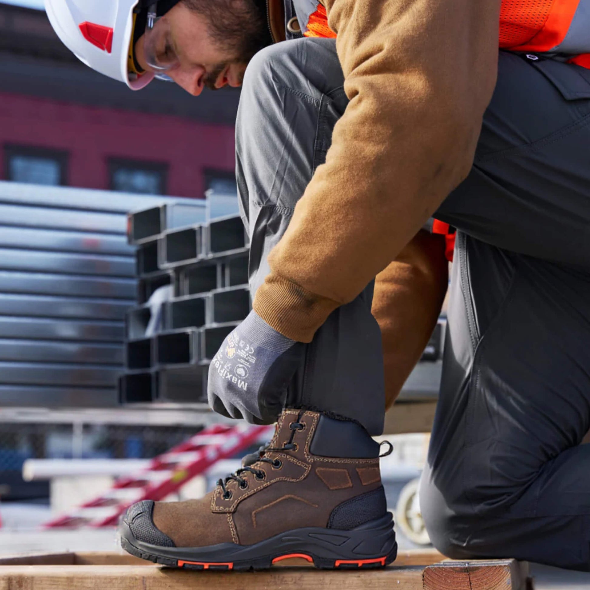 Obrero usando el zapato de seguridad impermeable Kalver Tank S3 M-8552 en sitio industrial
