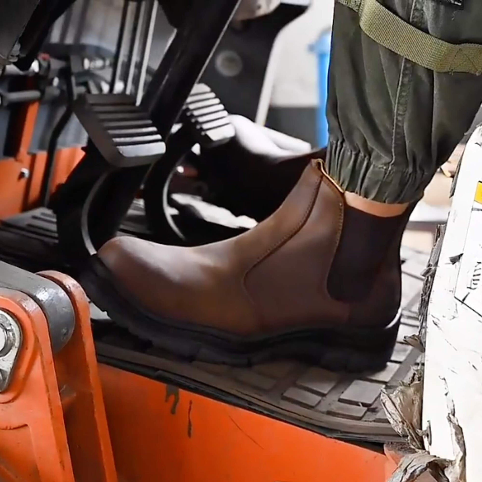 Zapato de seguridad Kalver Chelsea EG600 marrón con punta no metálica y cuero Crazy Horse impermeable en uso