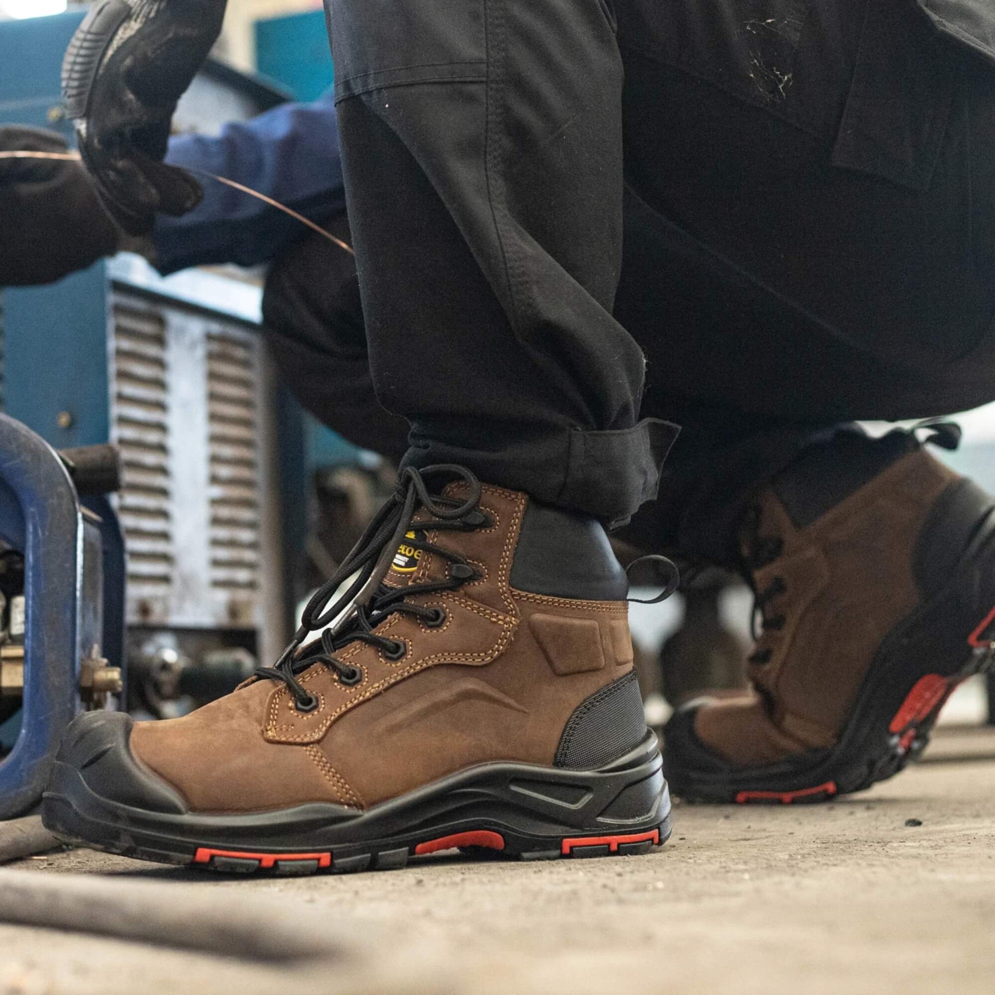 Obrero usando el zapato de seguridad kalver impermeable Tank S3 en taller industrial 2