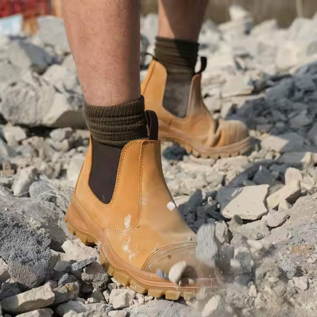 Zapato de seguridad chelsea gf03 Kalver para hombre usado en terreno rocoso